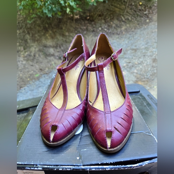 Seychelles Plum Leather Duchess T-strap buckle shoes size 8 - Picture 3 of 9